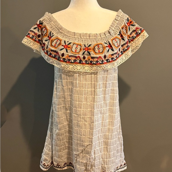 *NEW WITH TAGS* THML Size M Off-the-Shoulder BoHo Lace-Trimmed Mini Dress - Picture 2 of 10